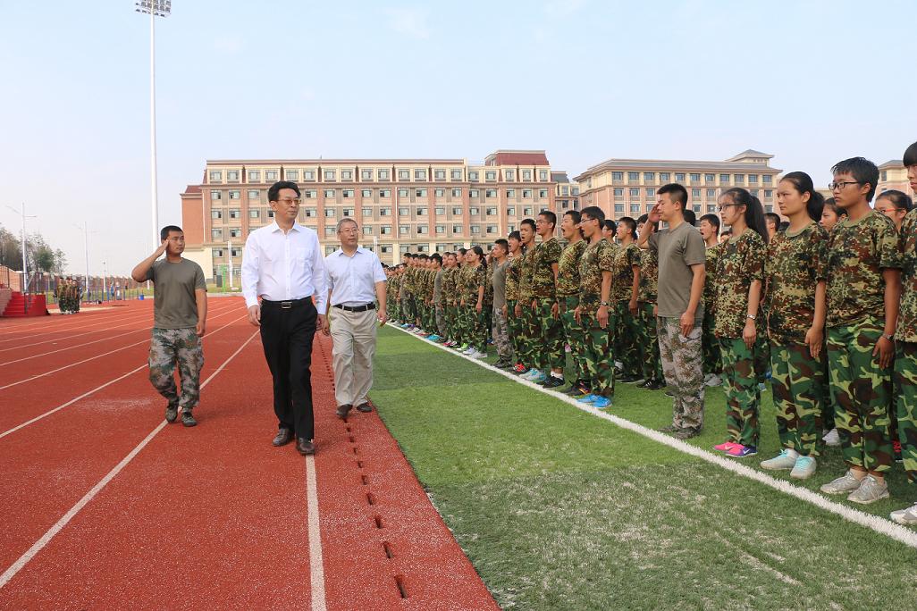 楊開仁校長檢閱高一軍訓(xùn)學(xué)生(圖1)