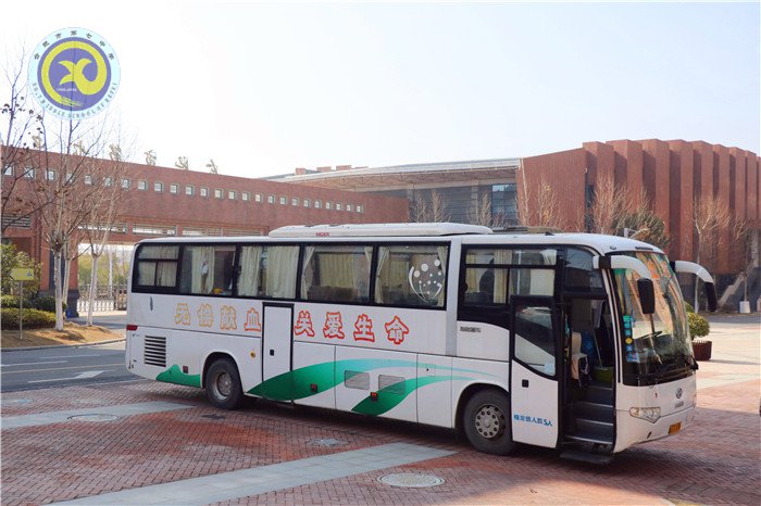 愛心獻(xiàn)血車進(jìn)校園  熱血匯聚生命長河(圖1)