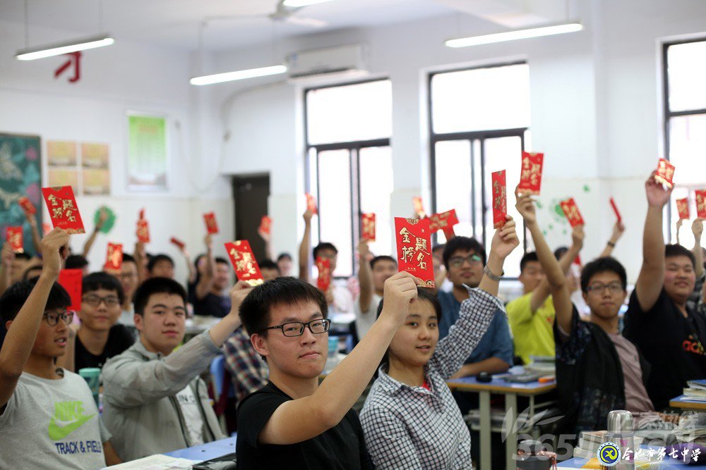 萬家熱線：感人！實拍合肥七中畢業(yè)班最后一課：班級大合唱《明天你好》（組圖）(圖9)