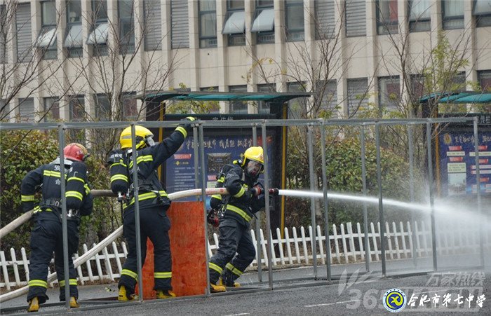 萬(wàn)家熱線：平安度寒假 合肥七中學(xué)生零距離體驗(yàn)消防員生活（組圖）(圖1)