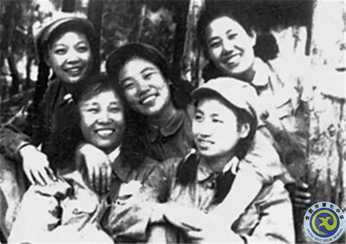 常香玉在朝鮮戰(zhàn)場(chǎng)與志愿軍女戰(zhàn)士在一起.jpg