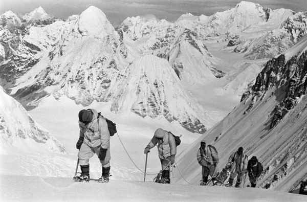 △1960年5月，中國登山隊隊員在海拔7150米的冰雪坡上行進.png