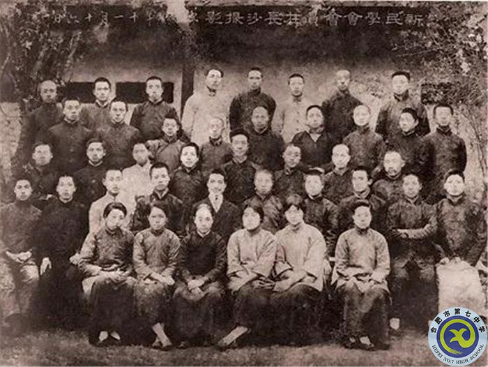 △1919年11月26日新民學(xué)會(huì)會(huì)員長(zhǎng)沙合影留念.jpg