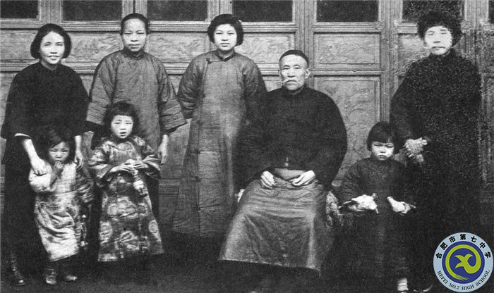 △1927年3月，向警予從莫斯科學(xué)習(xí)回國(guó)，從廣州趕赴武漢，途經(jīng)長(zhǎng)沙時(shí)看望了蔡家親人和兩個(gè)孩子，這也是唯一一張全家合照。前排左一為蔡博，左二為蔡妮，后排左一為向警予。（向警予同志紀(jì)念館提供）.jpg