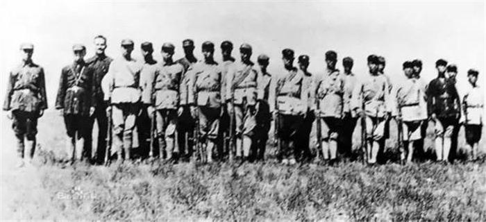 △埃德加·斯諾與強(qiáng)渡大渡河官兵合影（1936年）.jpg