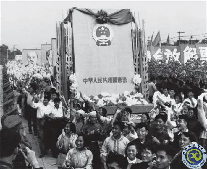 △1954年國慶節(jié)，游行群眾抬著《中華人民共和國憲法》模型通過天安門.jpg